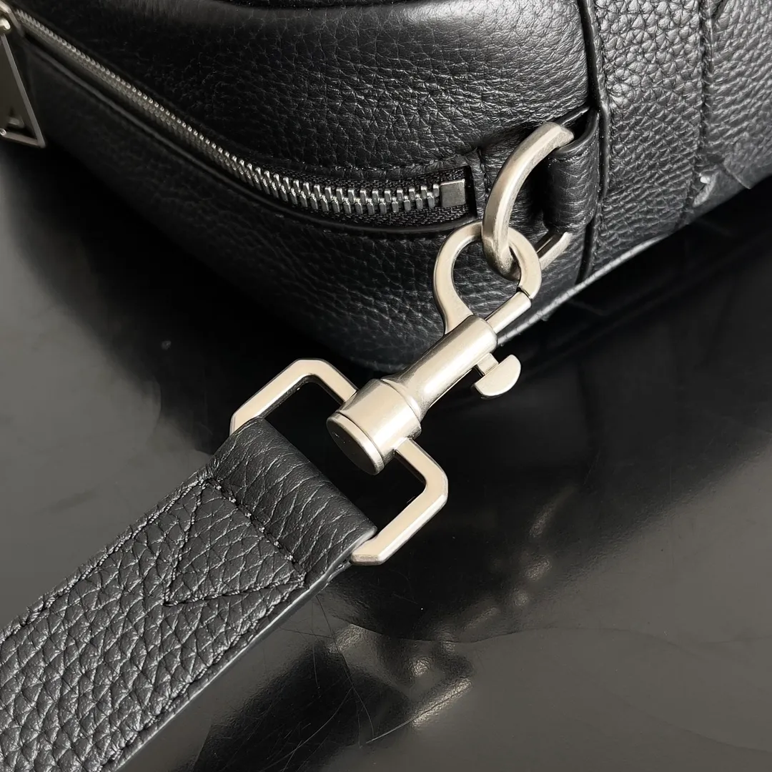 Those who have touched Batch 1820 cowhide with lychee pattern must understand that it is soft and high-grade. BOTTEGA VENETA's 2024 new men's INTRECCIATO woven camera bag uses lychee pattern and classic weaving to enhance the texture of the entire bag. It is durable and the matte material is very suitable for autumn and winter wear. In terms of capacity, this bag is not inferior to other bags. It has compartments inside, making it easy to store important things. Style number: 755925 Size: 29*19.5*7.5cm